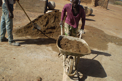 カチョラ小学校建設を手伝う村の青年